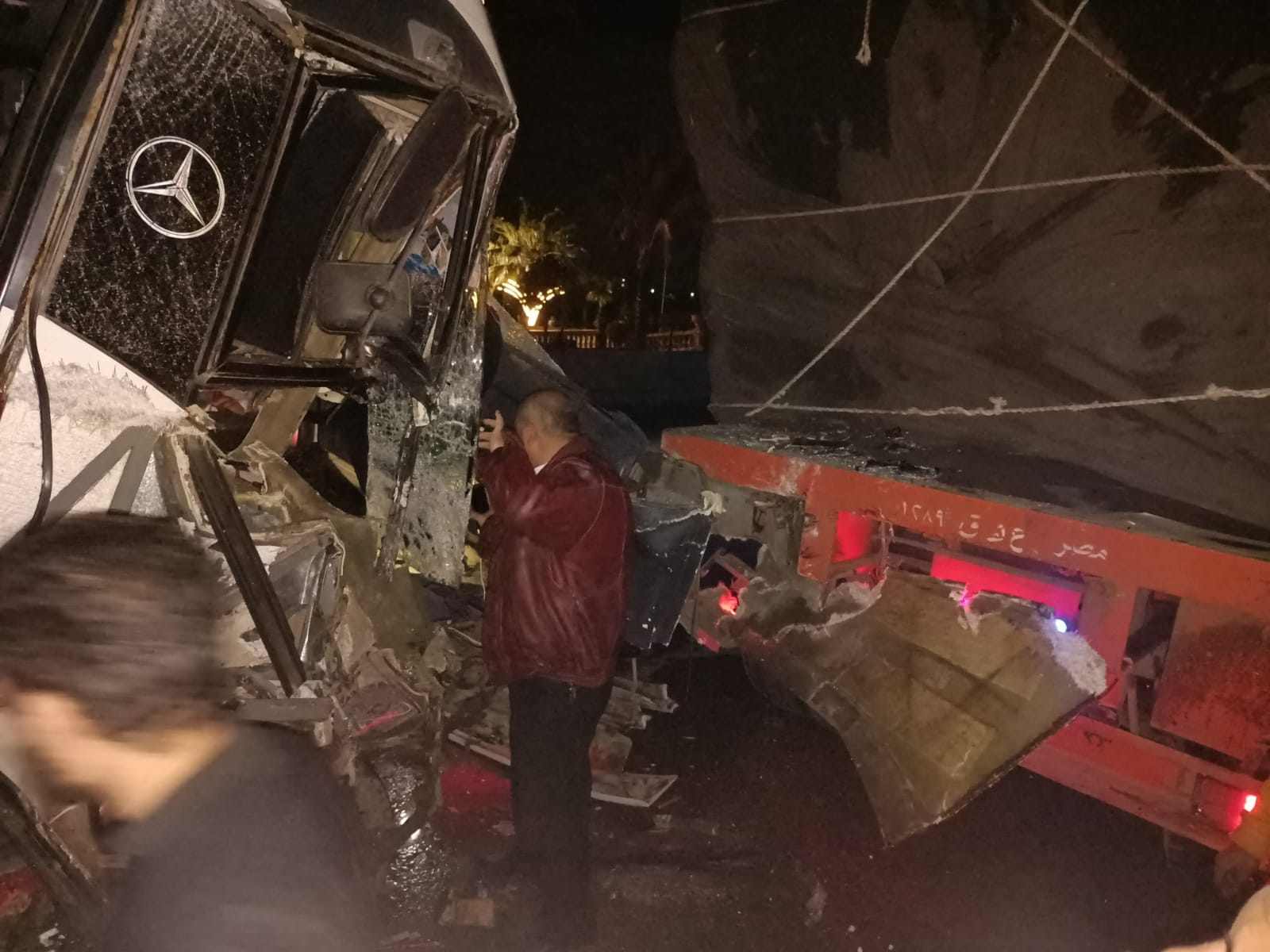 166307-حادث-تصادم-مينى-باص-بسيارة-نقل-(3)
