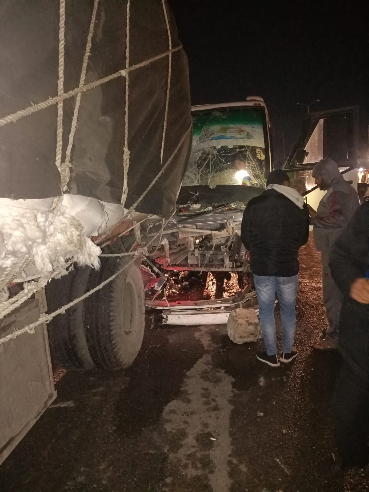 166540-حادث-تصادم-مينى-باص-بسيارة-نقل-(2)