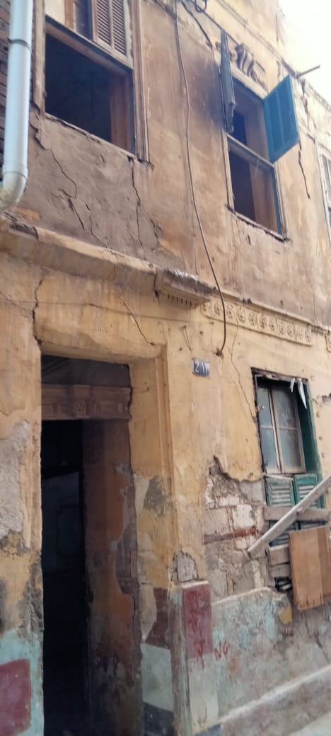 إزالة الأجزاء الخطرة لعقار منهار مُطل على مدرسة غرب الإسكندرية