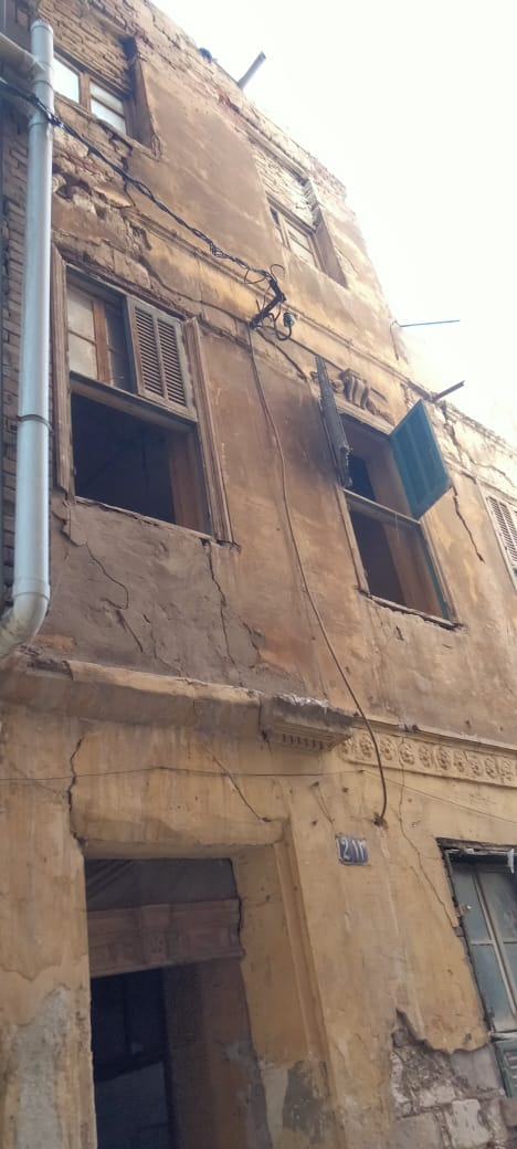 إزالة الأجزاء الخطرة لعقار منهار مُطل على مدرسة غرب الإسكندرية