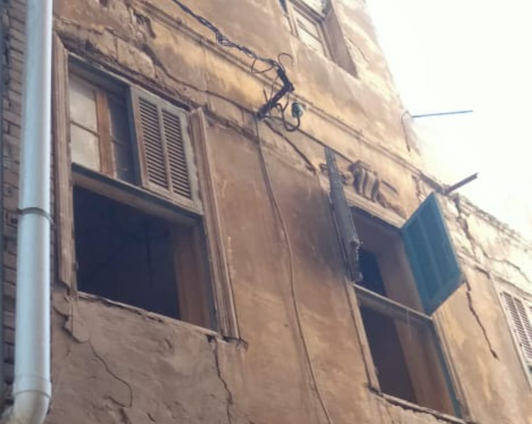 إزالة الأجزاء الخطرة لعقار منهار مُطل على مدرسة غرب الإسكندرية