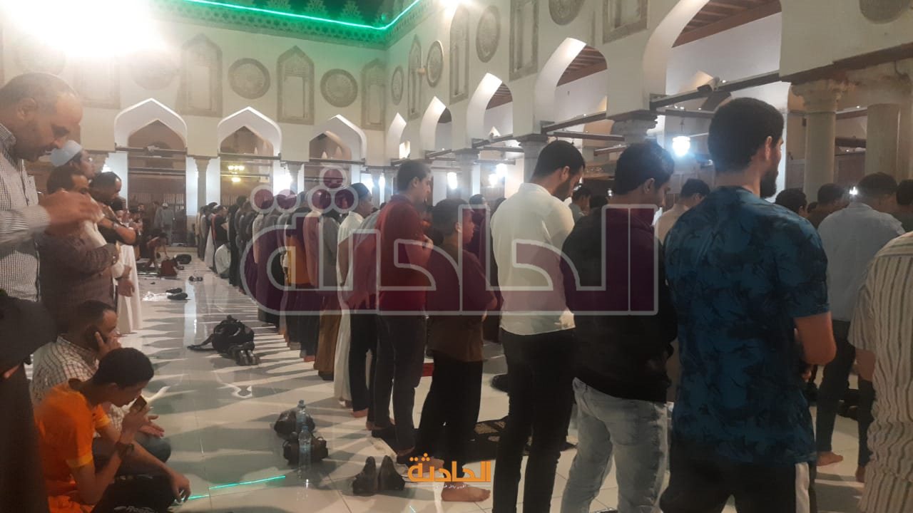 المصلون في الجامع الأزهر