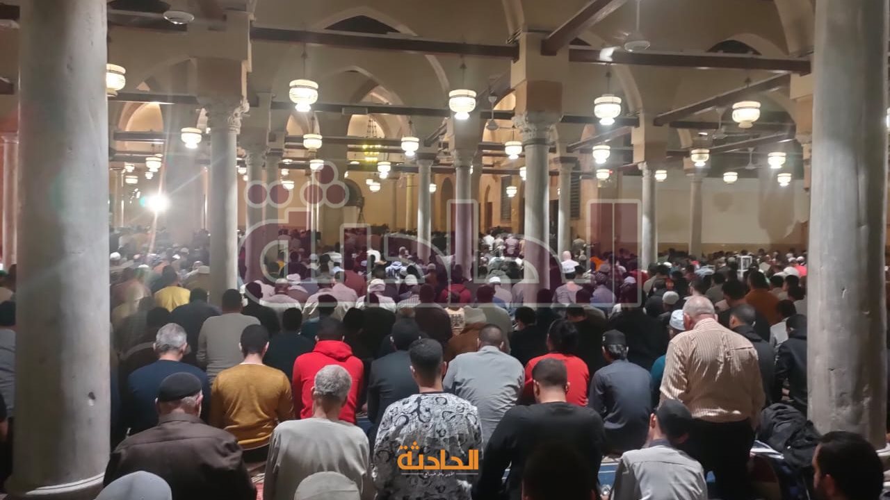 المصلون في الجامع الأزهر