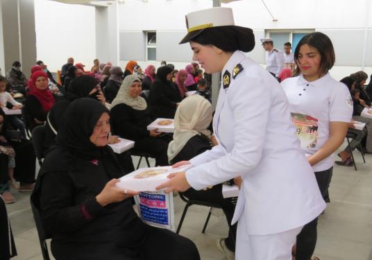 لقطات من توزيع الداخلية لعبوات الكعك على أهالي حي الأسمرات