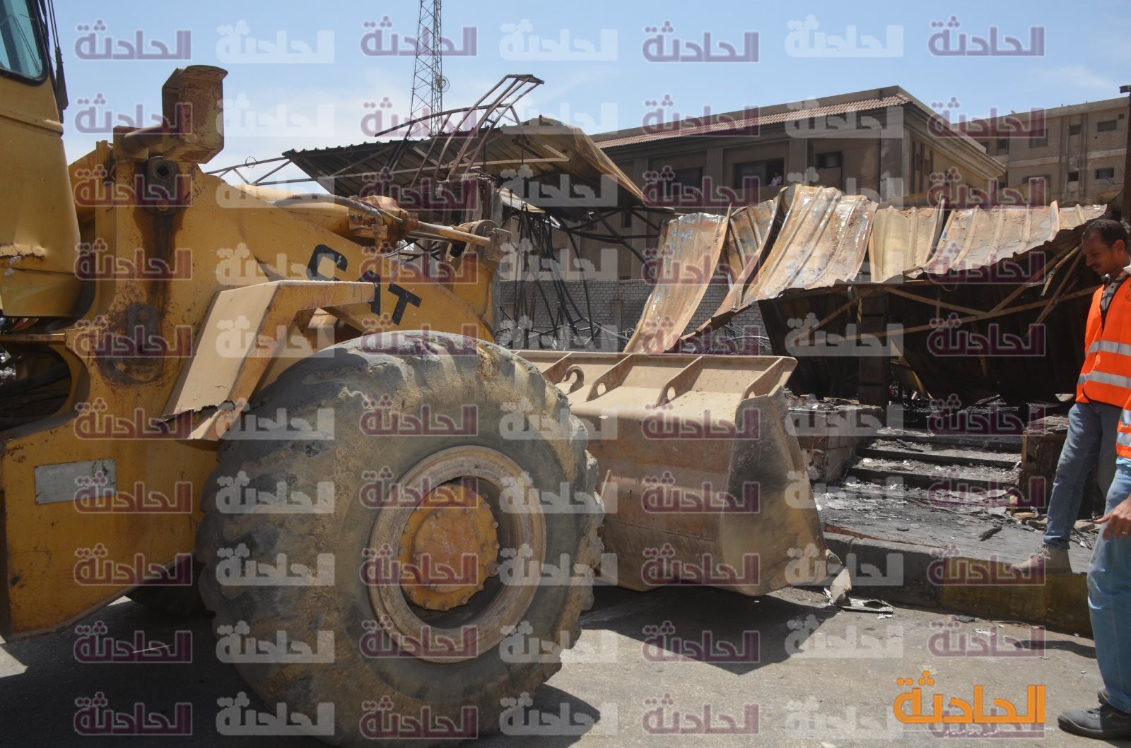 محافظ بني سويف يتفقد أعمال رفع آثار حريق معرض شباب مصر
