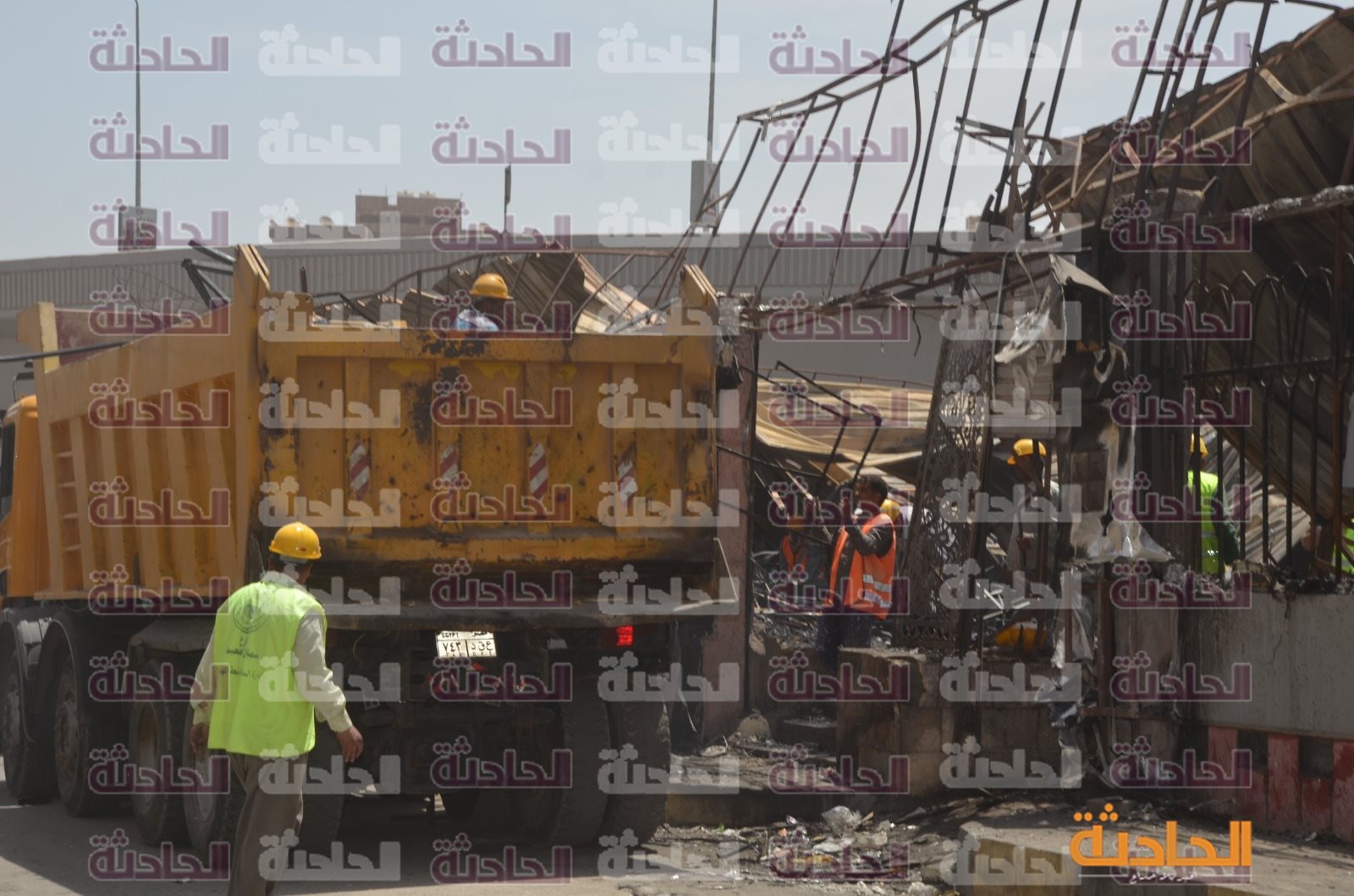 محافظ بني سويف يتفقد أعمال رفع آثار حريق معرض شباب مصر