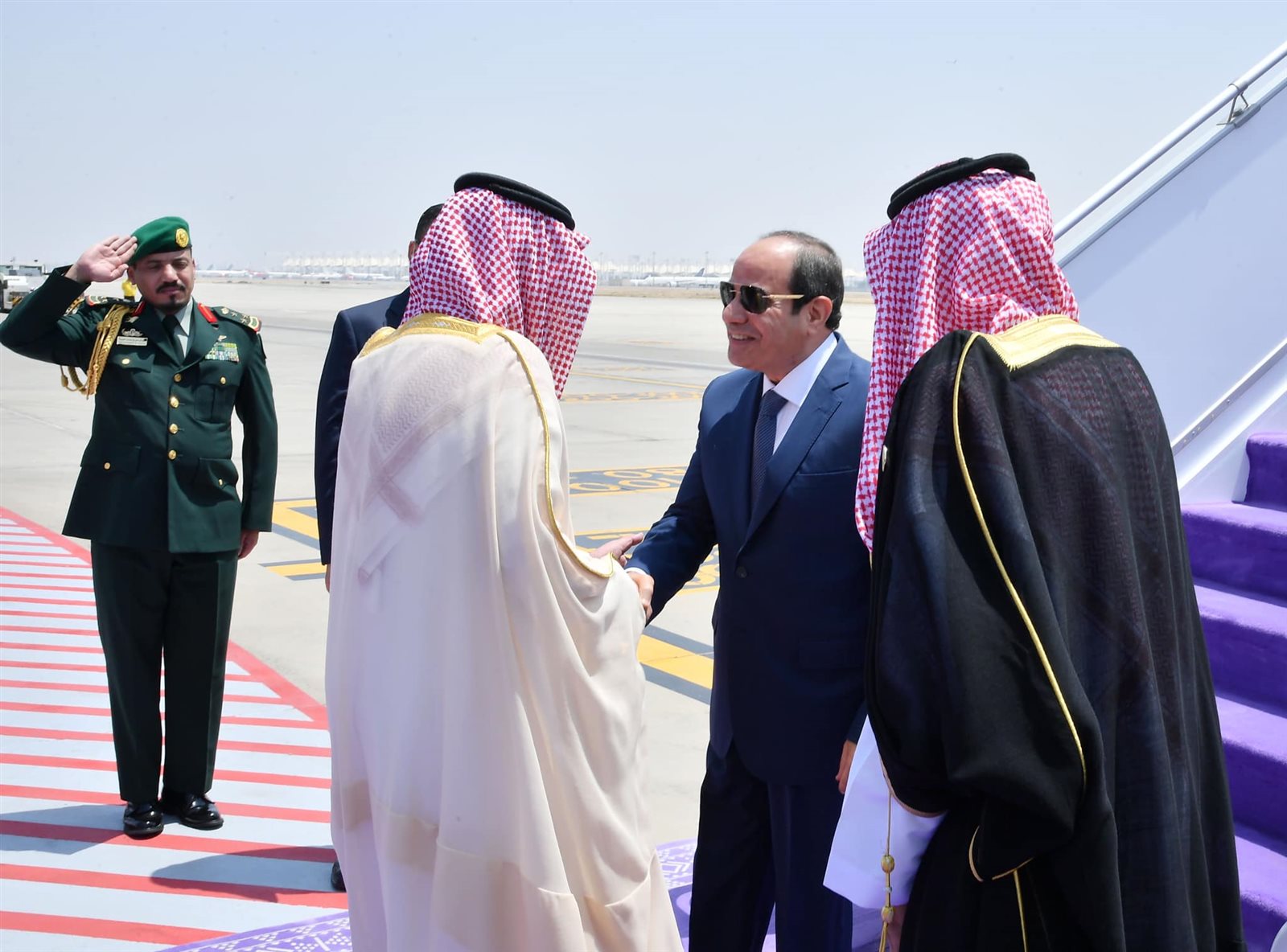 الرئيس السيسي يلتقي الشيخ منصور بن زايد آل نهيان