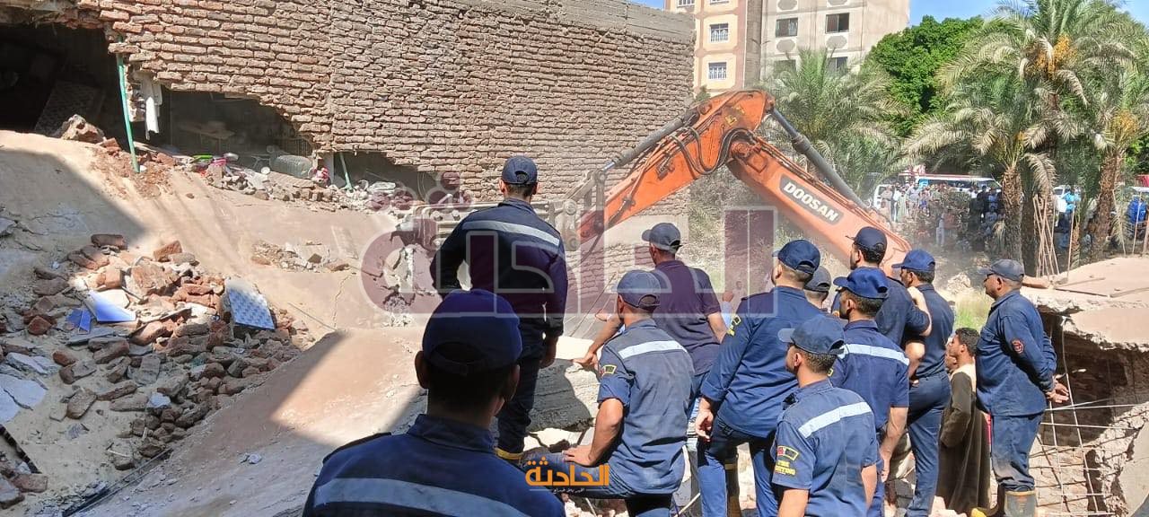 انهيار عقار مكون من 3 طوابق بقنا