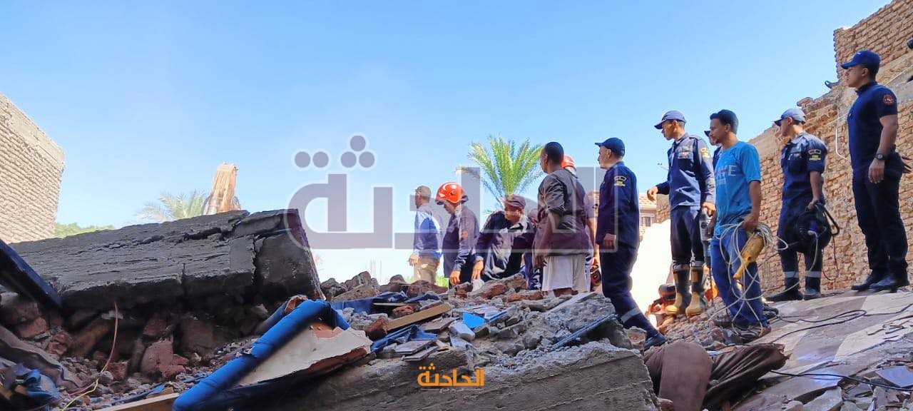 انهيار عقار مكون من 3 طوابق بقنا