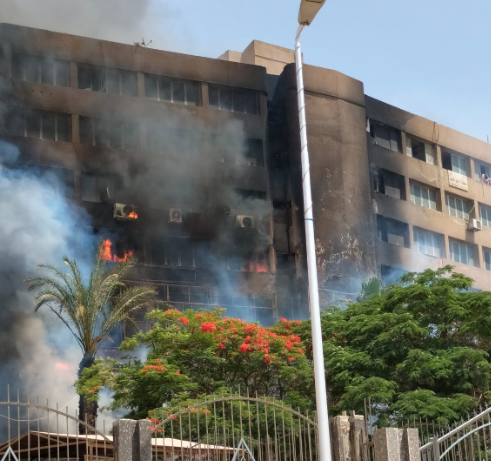 نشوب حريق بمبنى جهاز مدينة 15 مايو.. والدفع بـ 10 سيارات إطفاء لإخماده