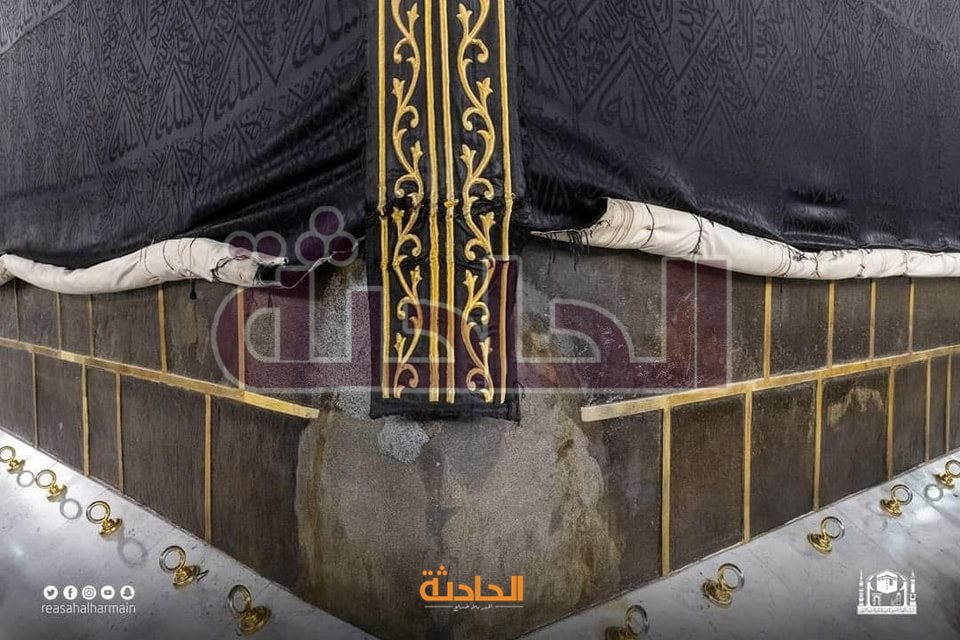 شؤون الحرمين ترفع الجزء السفلي من كسوة الكعبة المشرفة