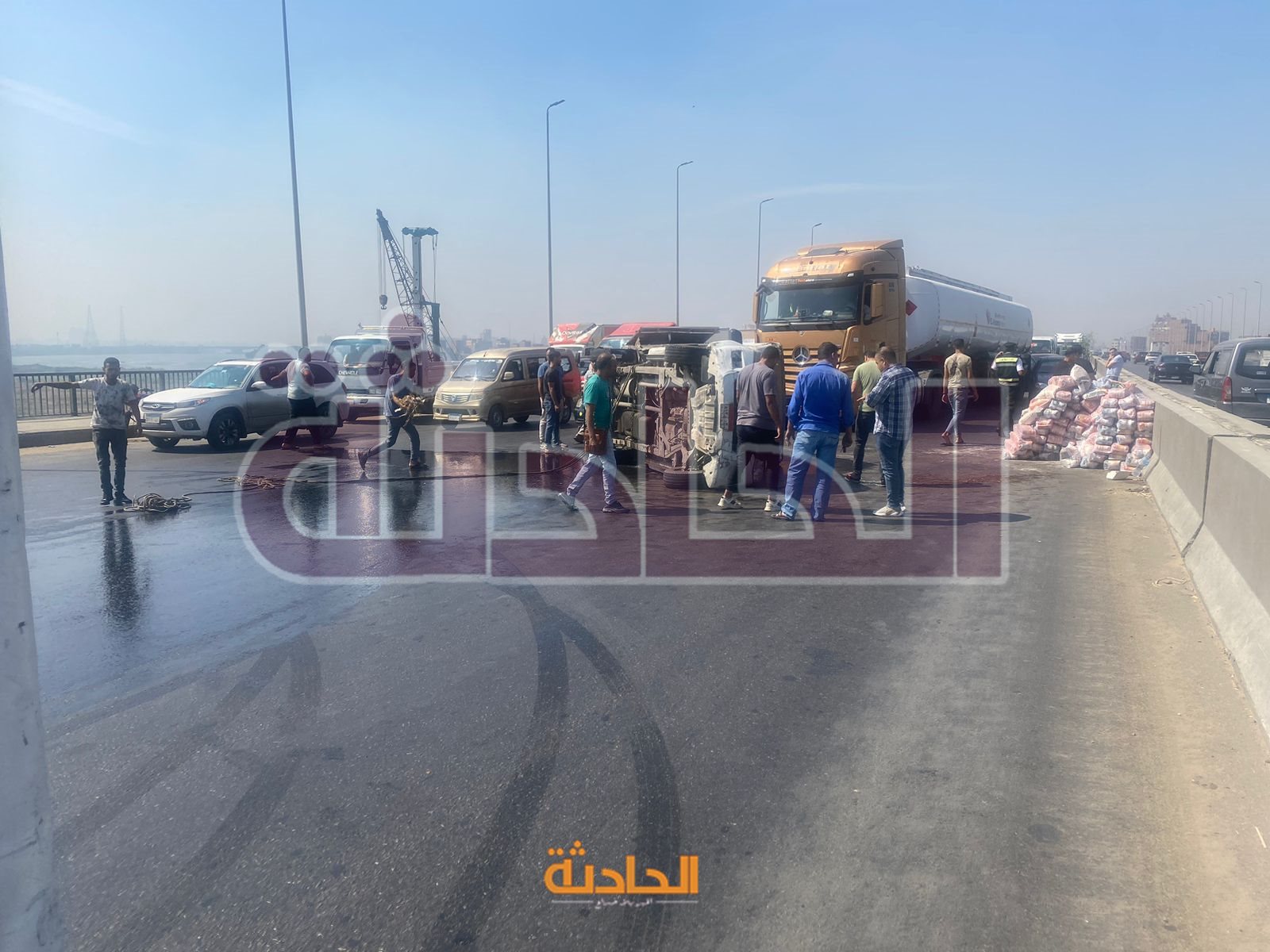 زحام مرورى أعلي الطريق الدائري بسبب انقلاب سيارة بضائع