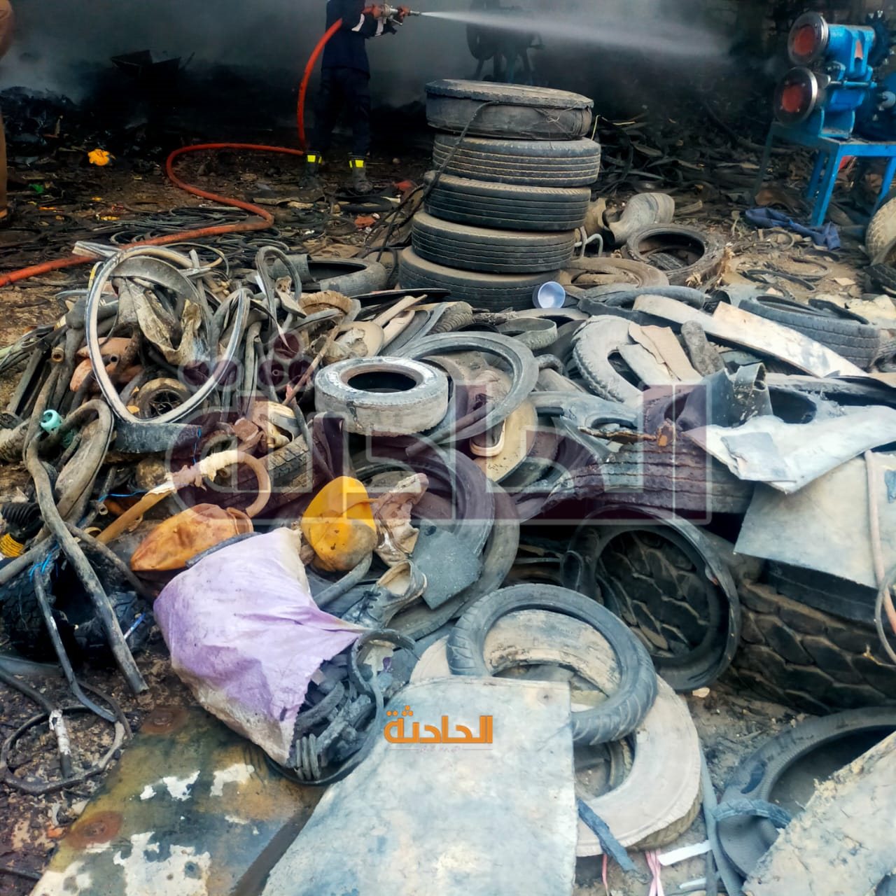 حريق يلتهم مفرمة كاوتش بجوار نقطة شرطة القلج