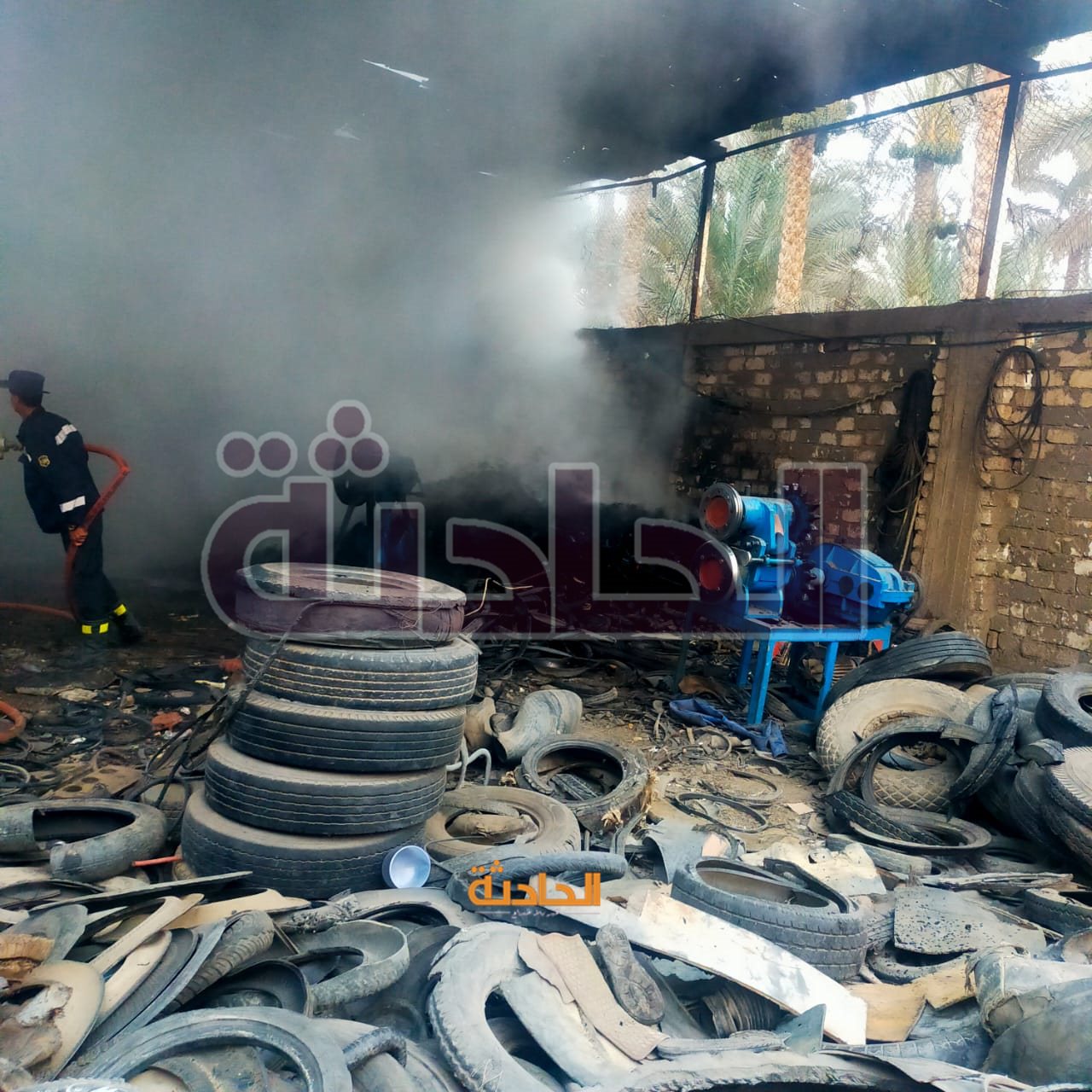 حريق يلتهم مفرمة كاوتش بجوار نقطة شرطة القلج