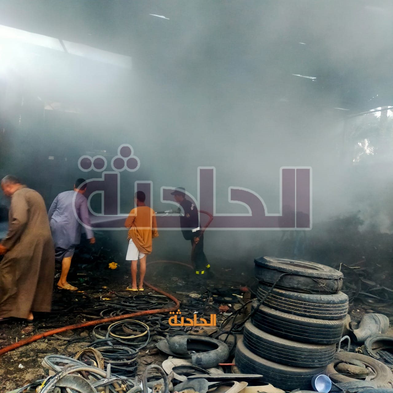 حريق يلتهم مفرمة كاوتش بجوار نقطة شرطة القلج