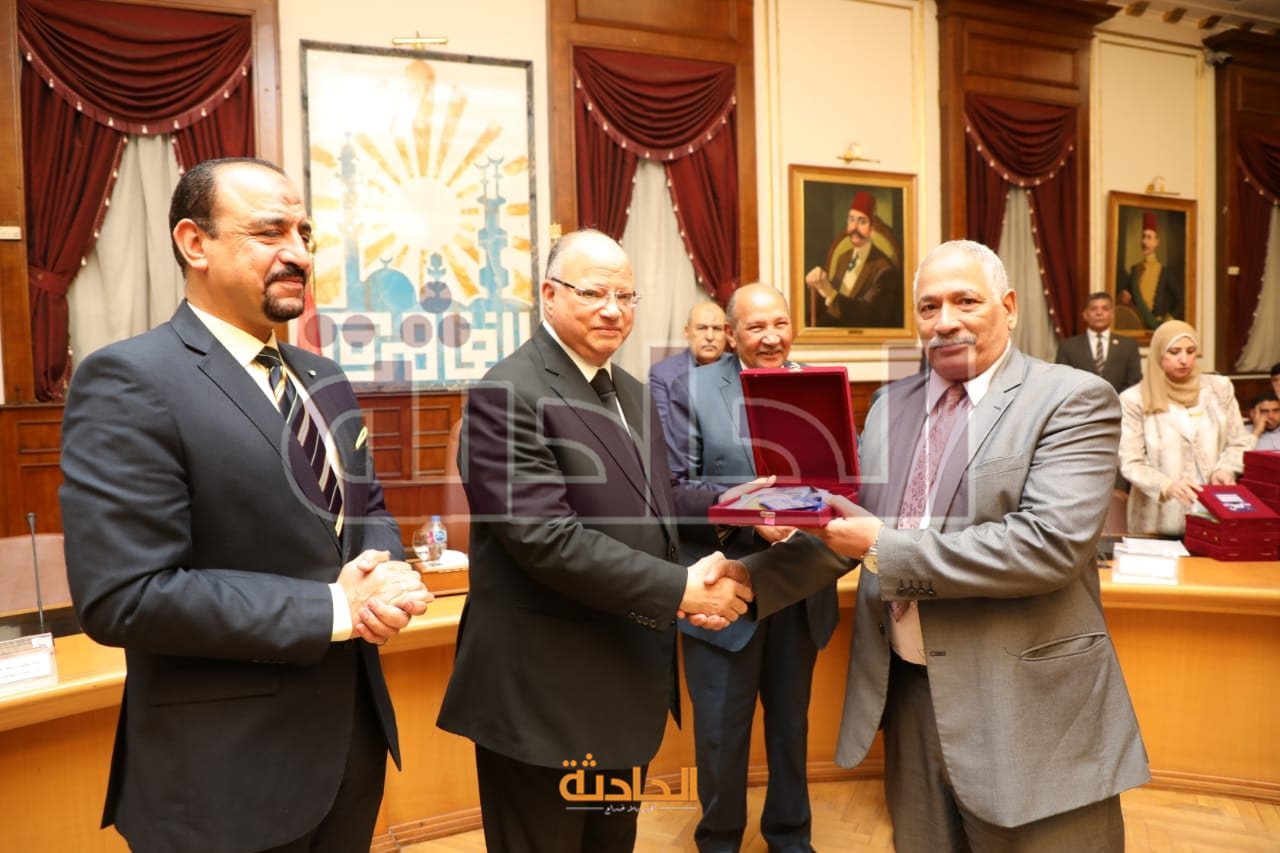 توزيع الهدايا على حجاج القاهرة