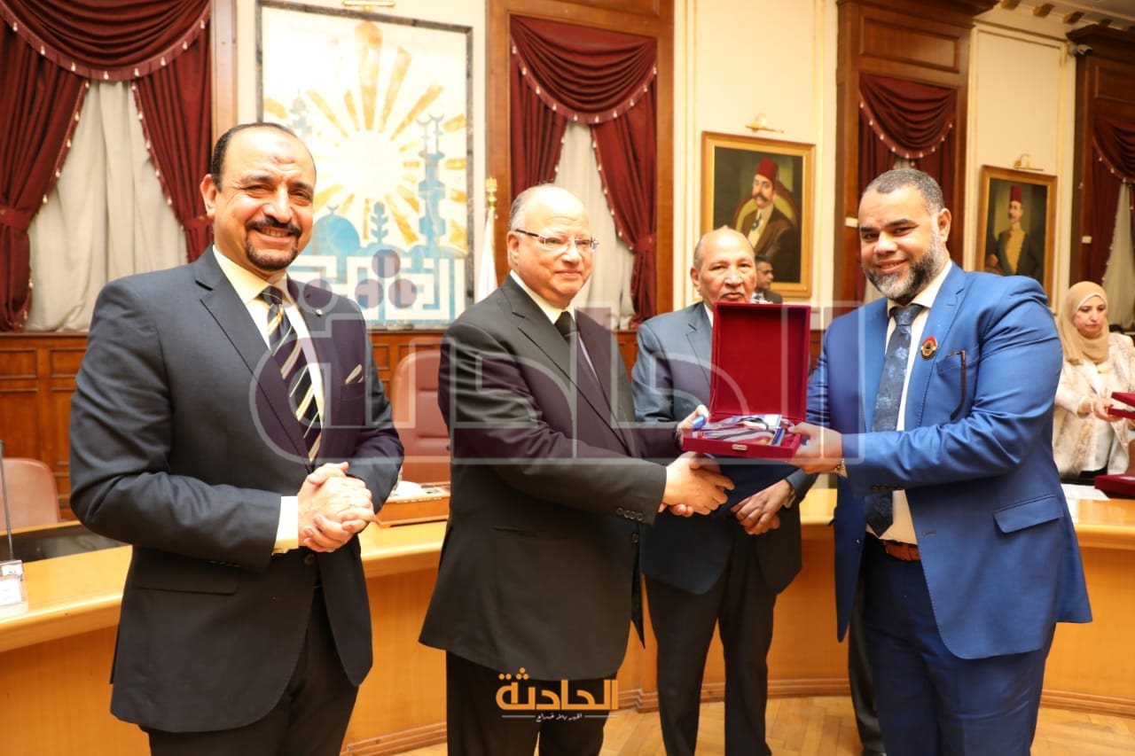 توزيع الهدايا على حجاج القاهرة