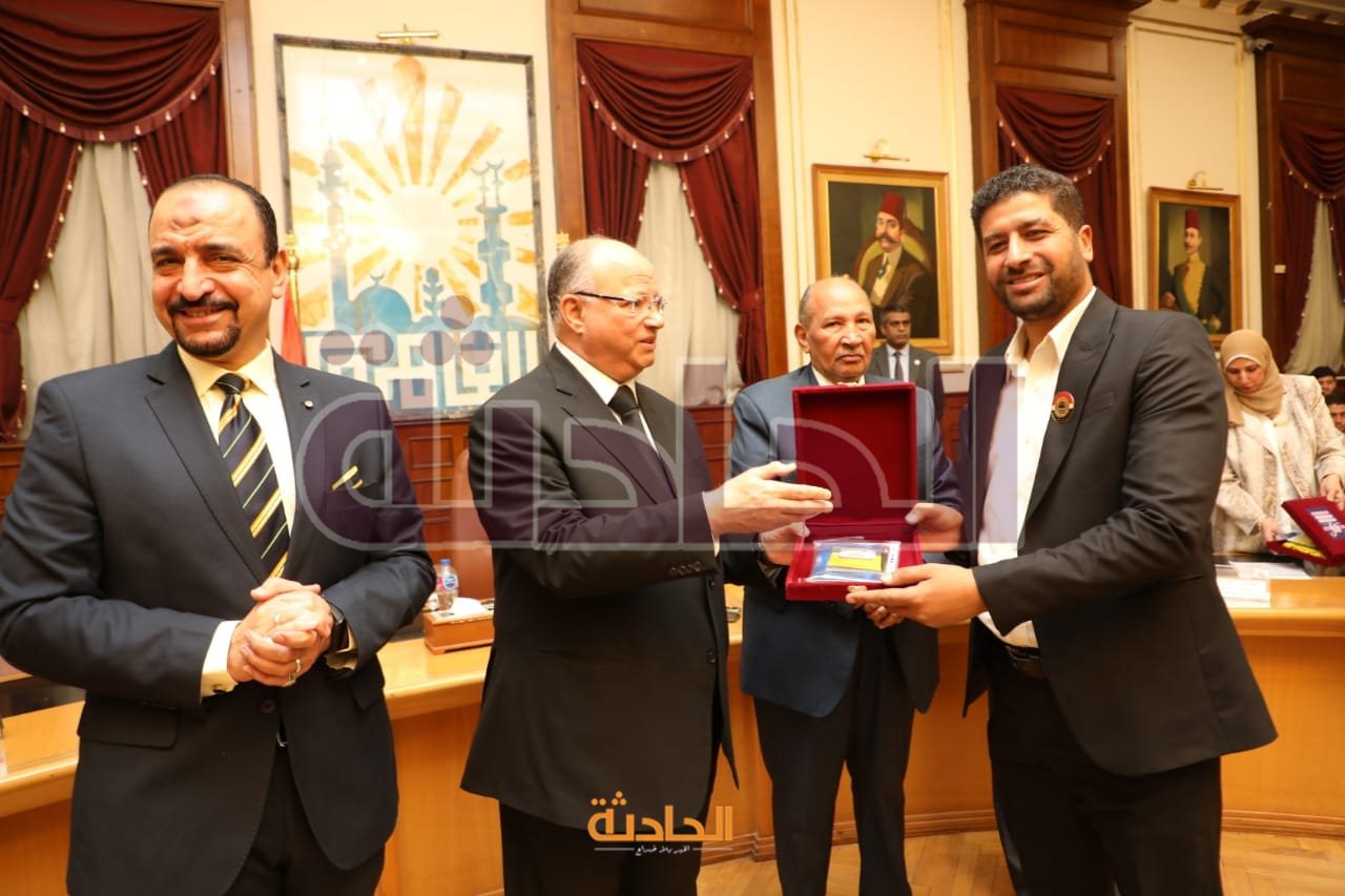 توزيع الهدايا على حجاج القاهرة