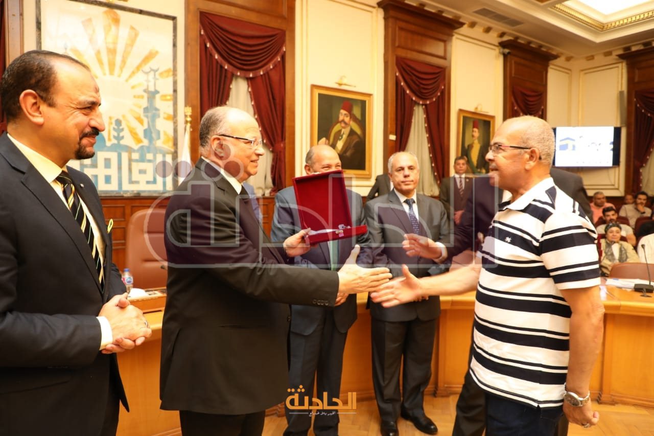توزيع الهدايا على حجاج القاهرة