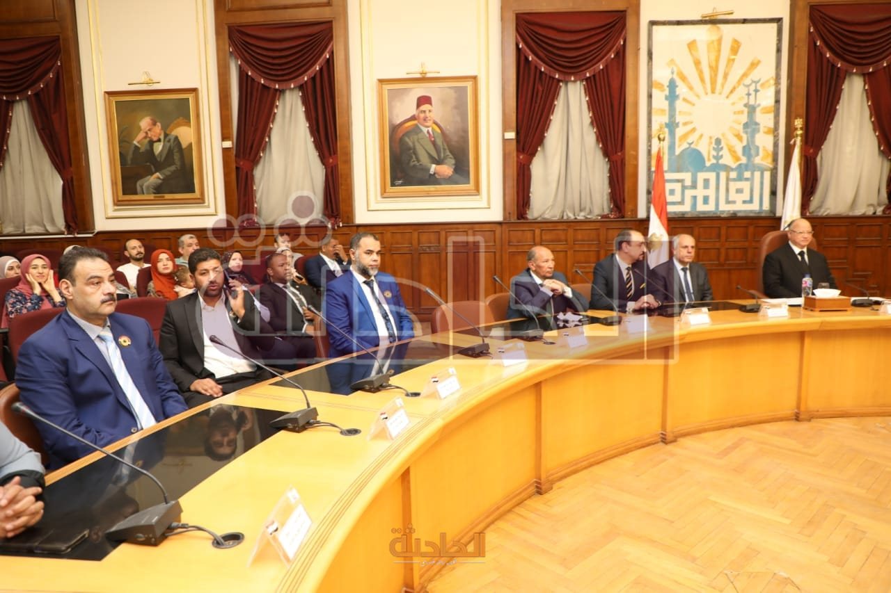 توزيع الهدايا على حجاج القاهرة