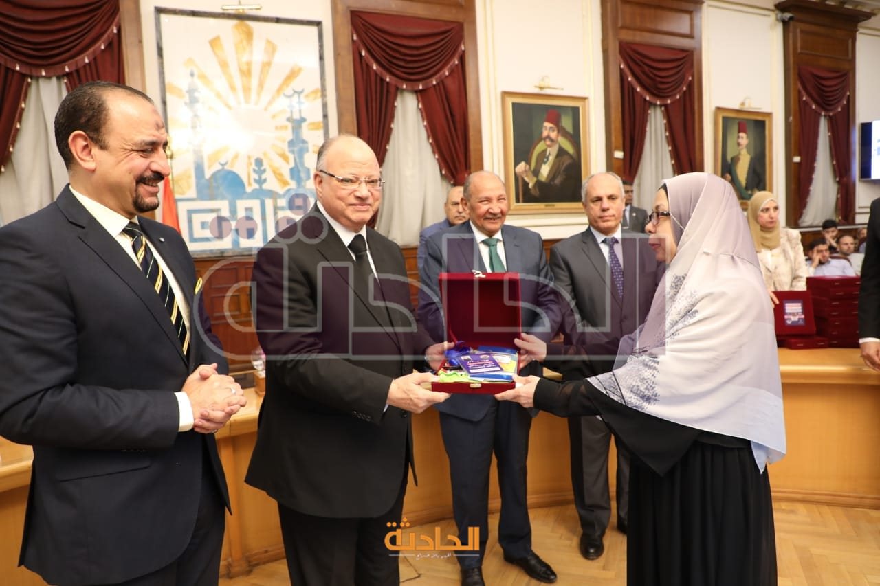 توزيع الهدايا على حجاج القاهرة