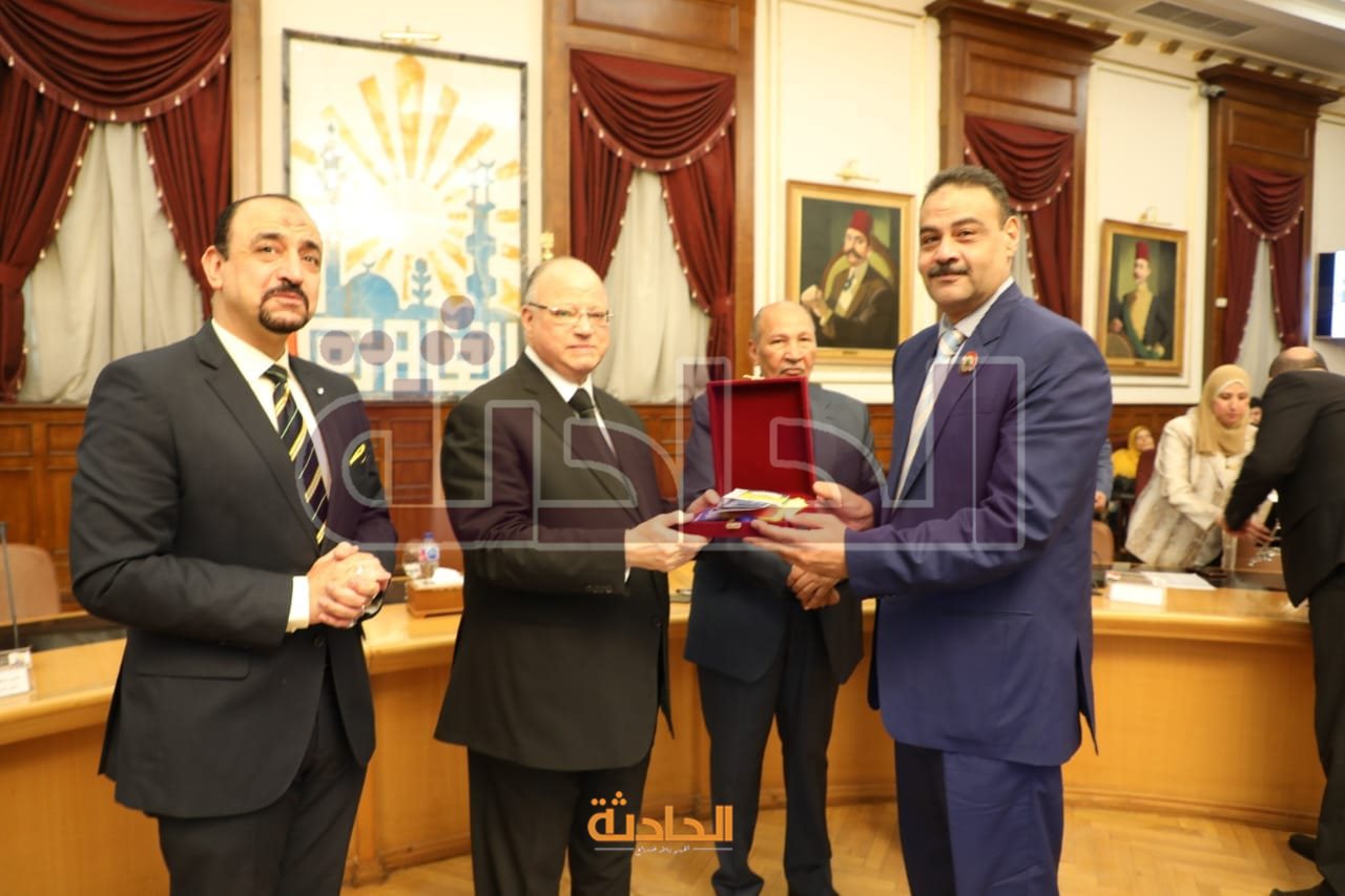 توزيع الهدايا على حجاج القاهرة