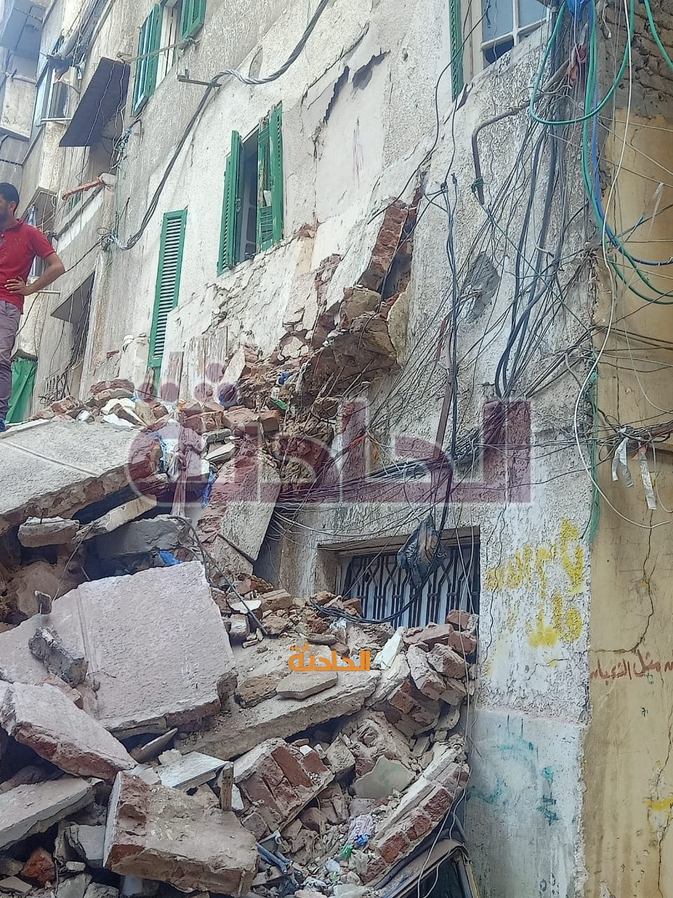انهيار عقار مكون من 5 طوابق في وسط الإسكندرية واخلاء 3 مباني مجاورة