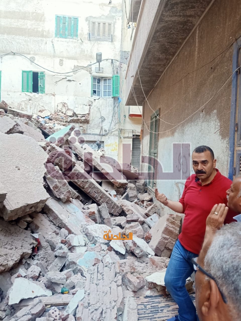 انهيار عقار مكون من 5 طوابق في وسط الإسكندرية واخلاء 3 مباني مجاورة