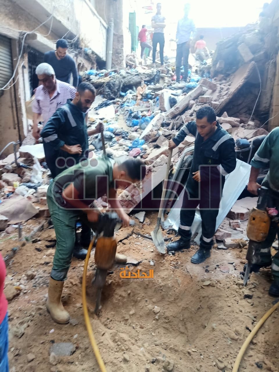 انهيار عقار مكون من 5 طوابق في وسط الإسكندرية واخلاء 3 مباني مجاورة