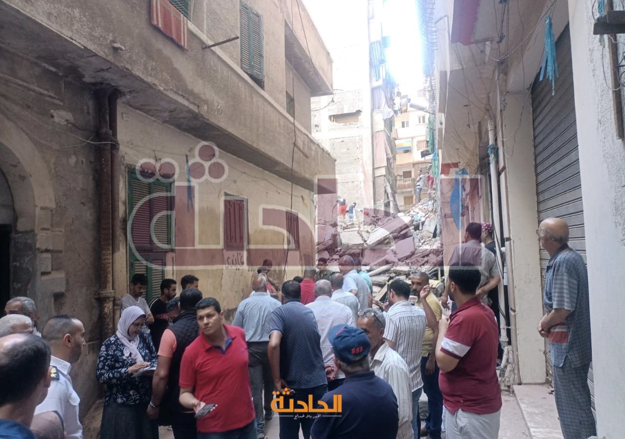 انهيار عقار مكون من 5 طوابق في وسط الإسكندرية واخلاء 3 مباني مجاورة