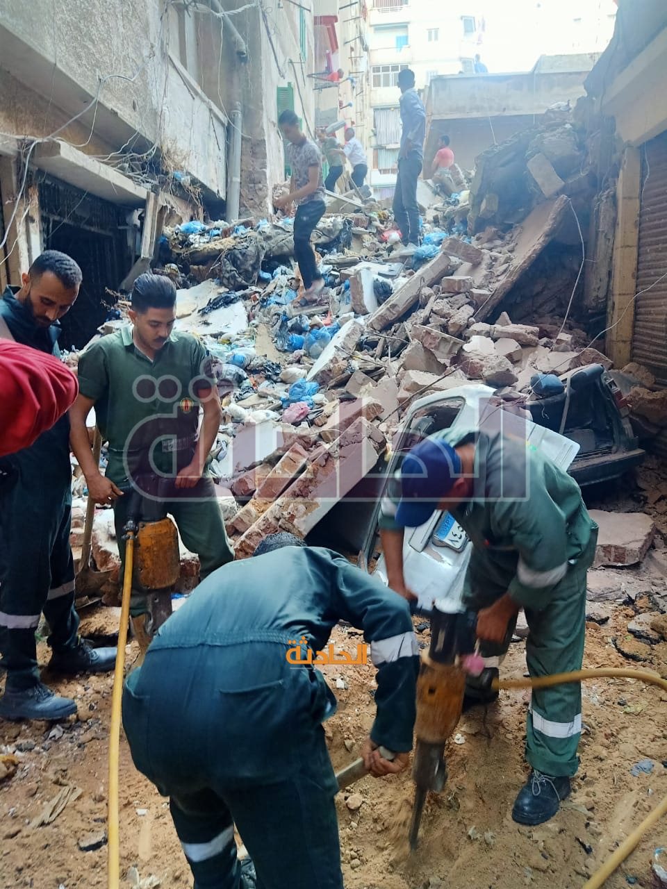 انهيار عقار مكون من 5 طوابق في وسط الإسكندرية واخلاء 3 مباني مجاورة