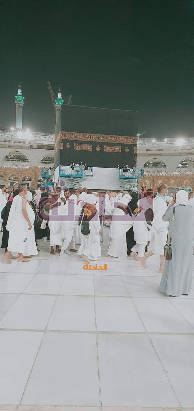 شؤون الحرمين ترفع الجزء السفلي من كسوة الكعبة المشرفة