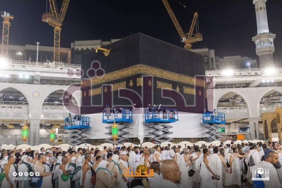 شؤون الحرمين ترفع الجزء السفلي من كسوة الكعبة المشرفة