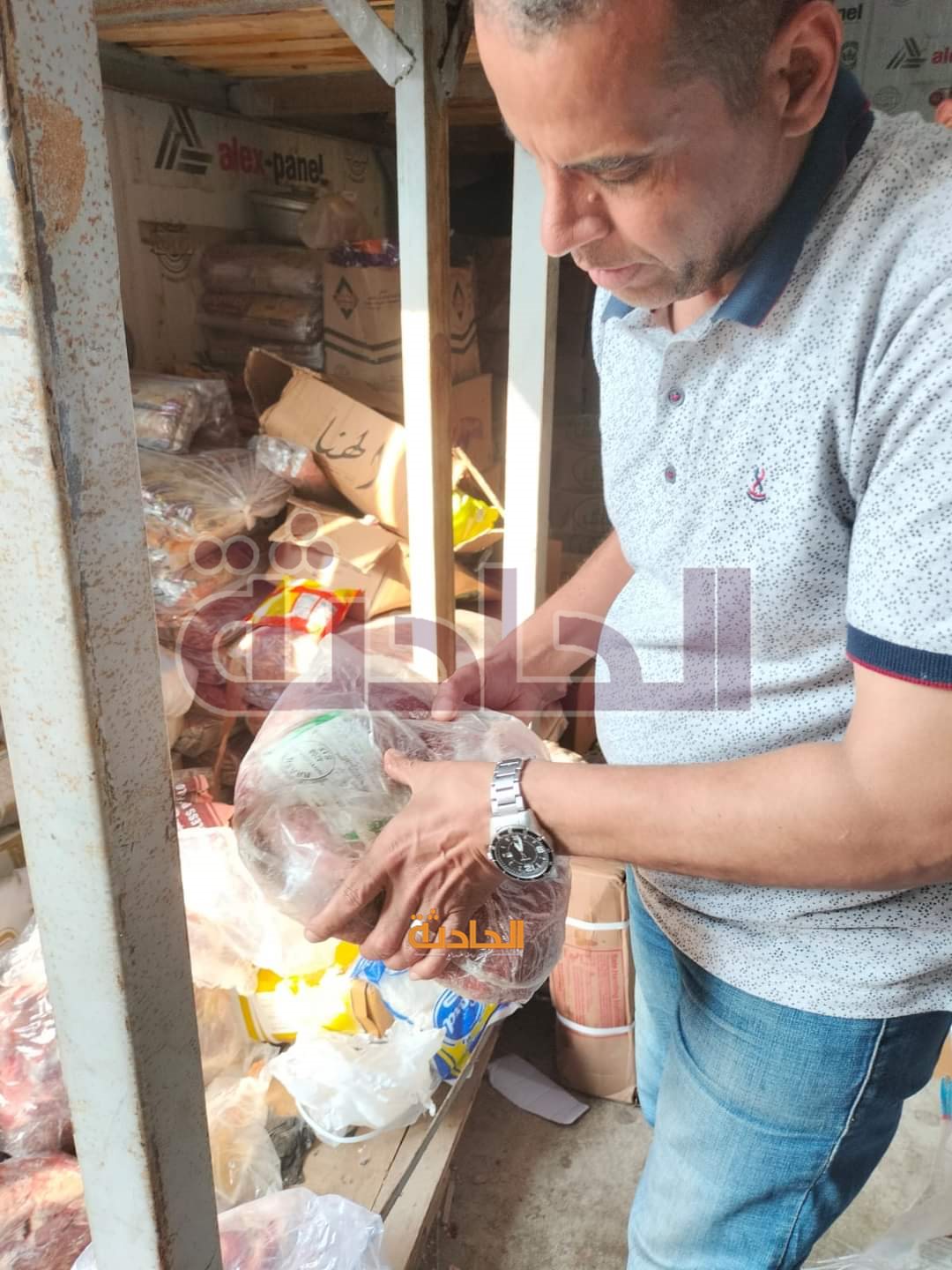 ضبط طن مصنعات لحوم غير صالحة للاستهلاك الآدمي بالجيزة