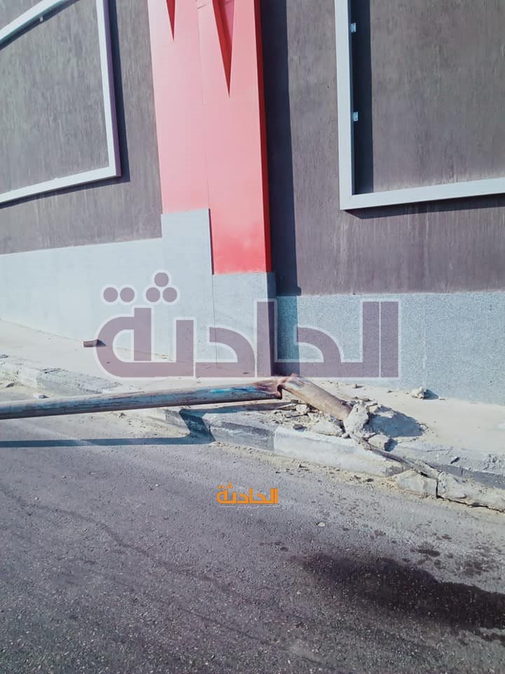 سقوط عمود إنارة بجوار النادي الأهلي