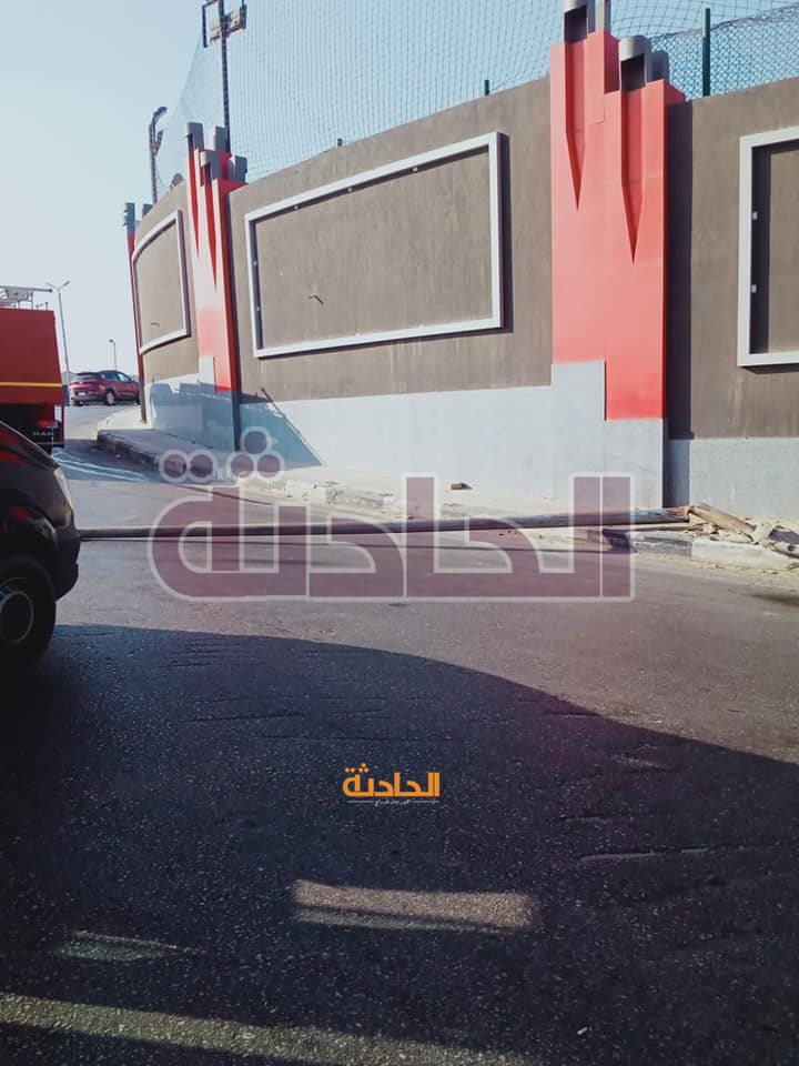 سقوط عمود إنارة بجوار النادي الأهلي