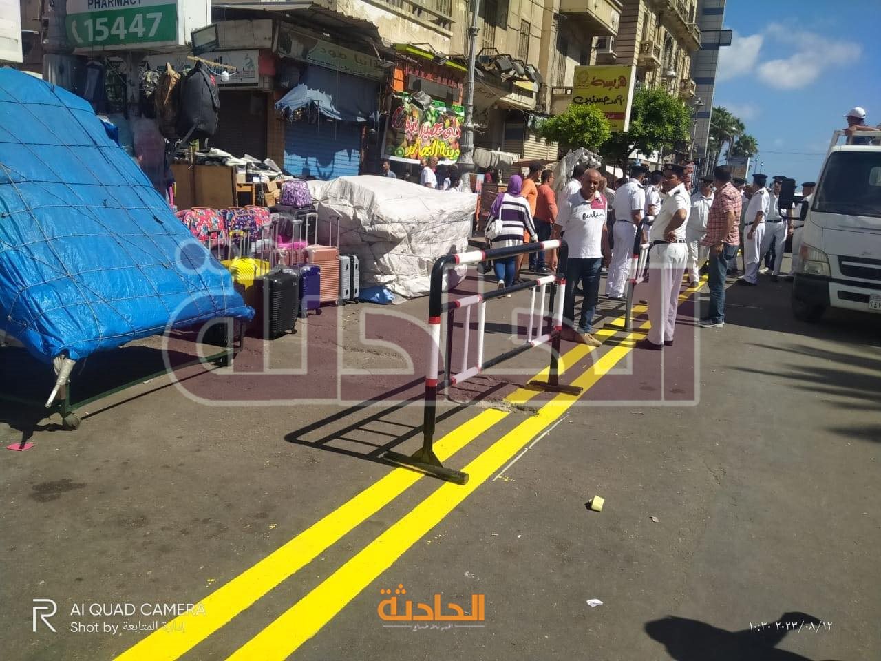 حواجز الشرطة تقسم الشارع بين الباعة والمواطنين