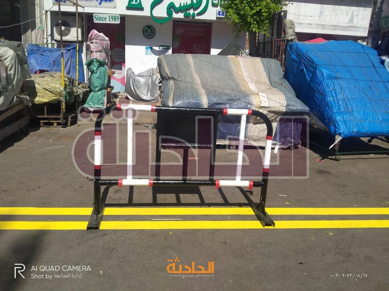 حواجز الشرطة تقسم الشارع بين الباعة والمواطنين