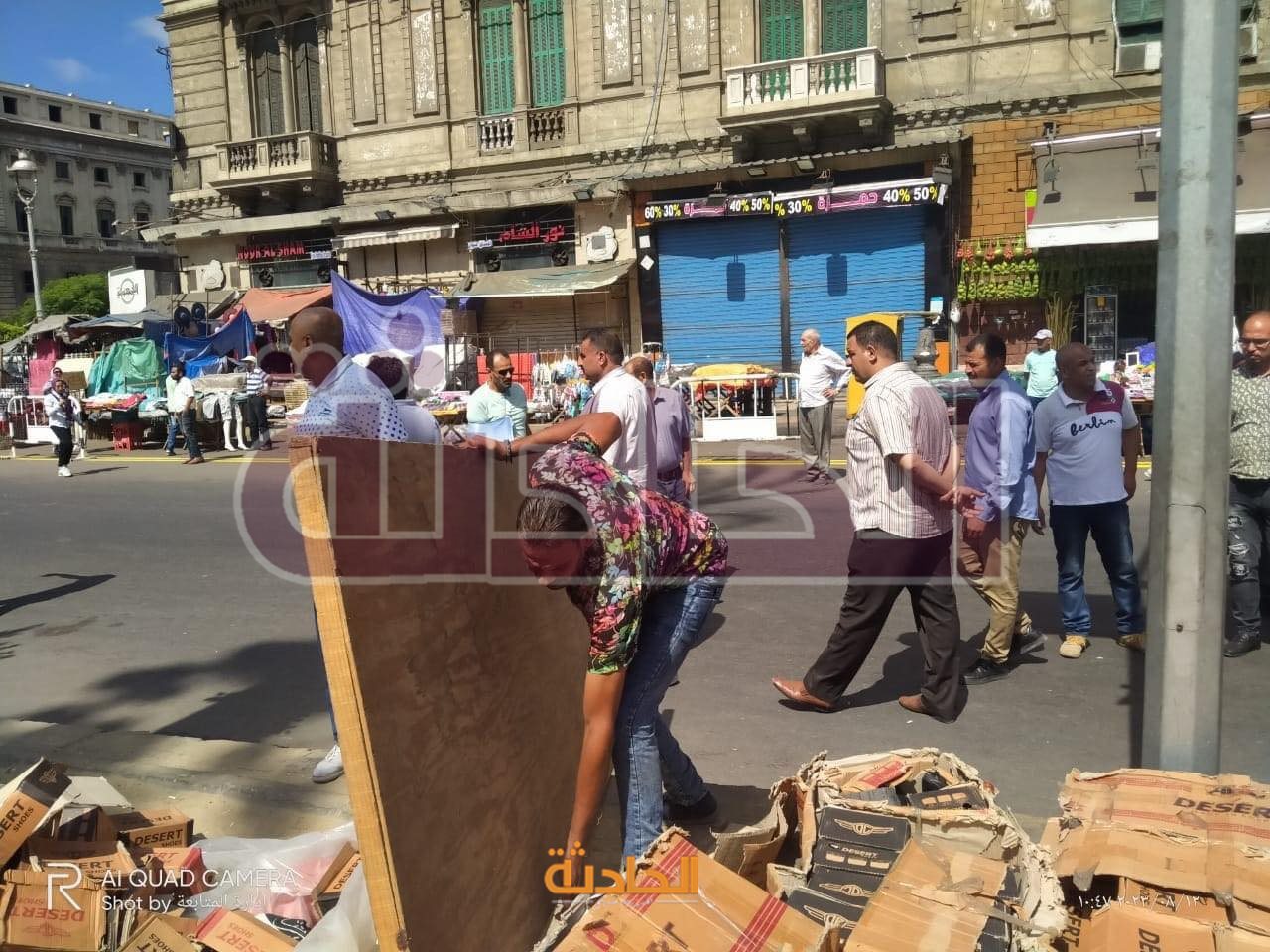 حواجز الشرطة تقسم الشارع بين الباعة والمواطنين