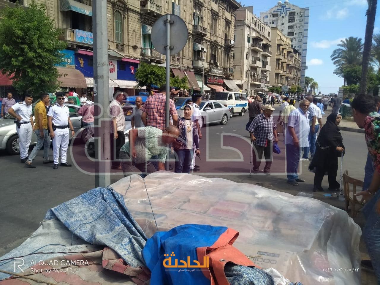 حواجز الشرطة تقسم الشارع بين الباعة والمواطنين
