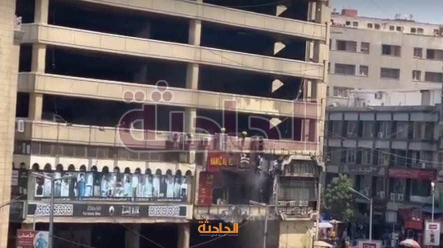 السيطرة علي حريق نشب بجراج العتبة