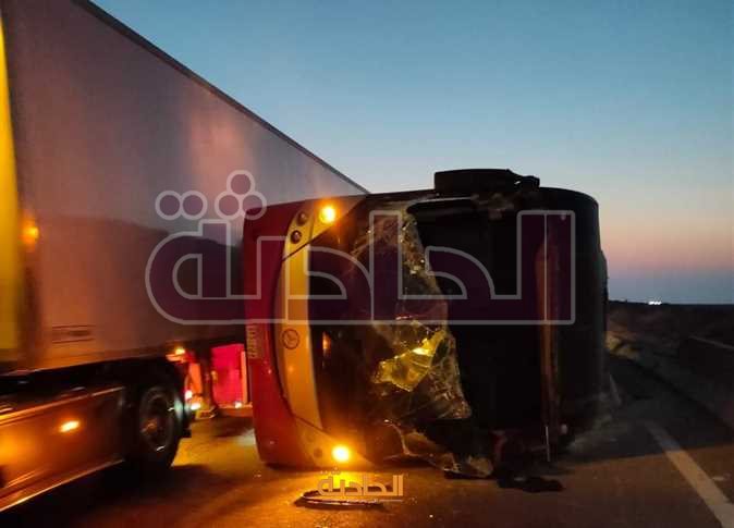 إصابة 10 أشخاص إثر انقلاب أتوبيس على طريق الجلالة الزعفرانة