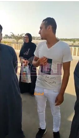 يرتدون تيشيرتات بصور الضحية
