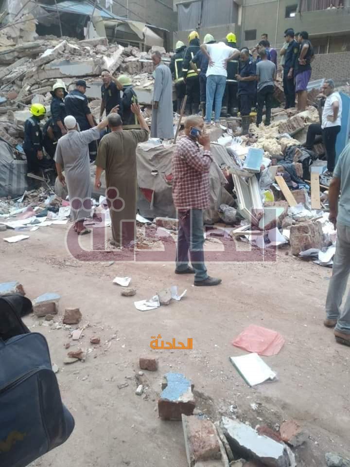 الدفع بمعدات ثقيلة للبحث عن مفقودين أسفل أنقاض عقار حدائق القبة المنهار