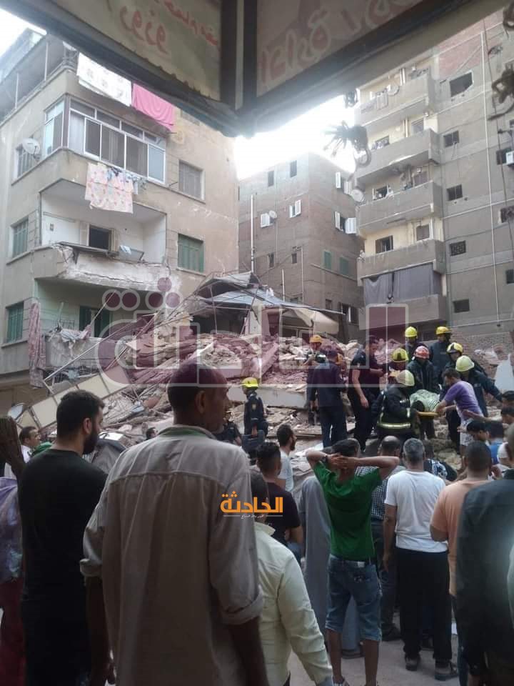 الدفع بمعدات ثقيلة للبحث عن مفقودين أسفل أنقاض عقار حدائق القبة المنهار