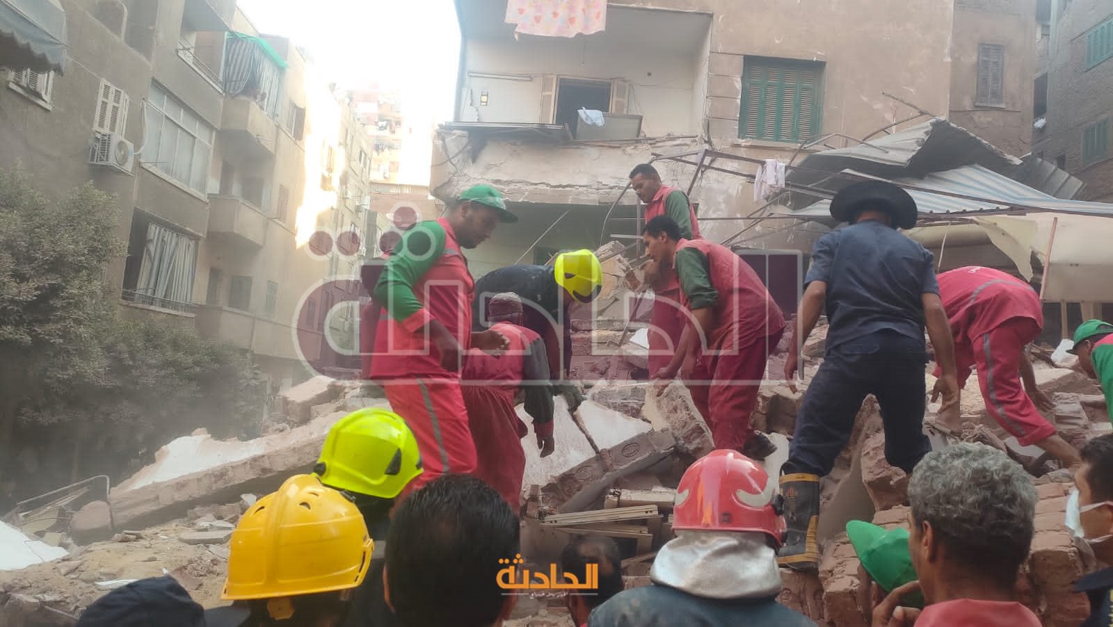 114527-انهيار-عقار-بحدائق-القبة-(1)