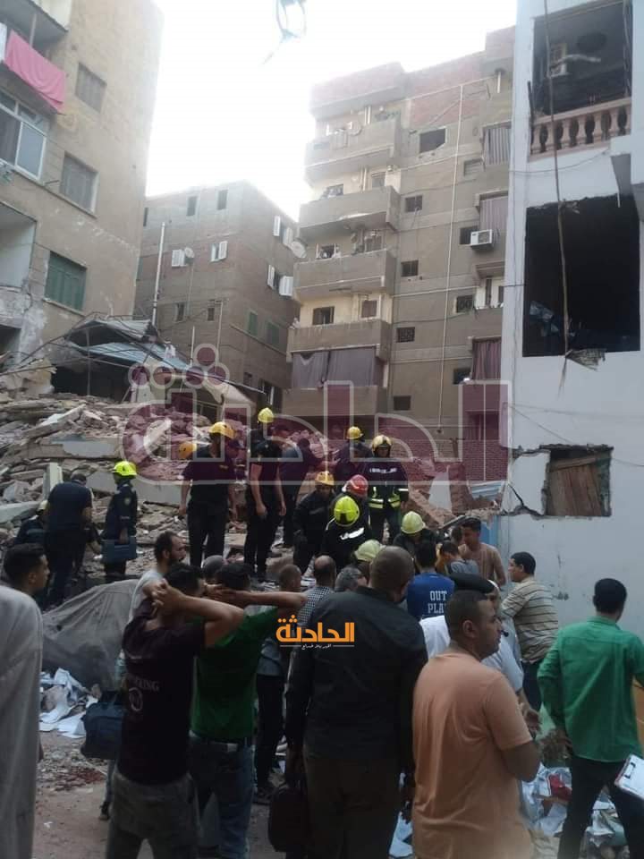 الدفع بمعدات ثقيلة للبحث عن مفقودين أسفل أنقاض عقار حدائق القبة المنهار