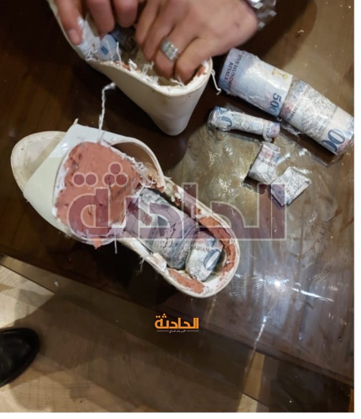 ضبط سيدة أثناء محاولتها تهريب عملات أجنبية داخل ملابسها بمطار القاهرة