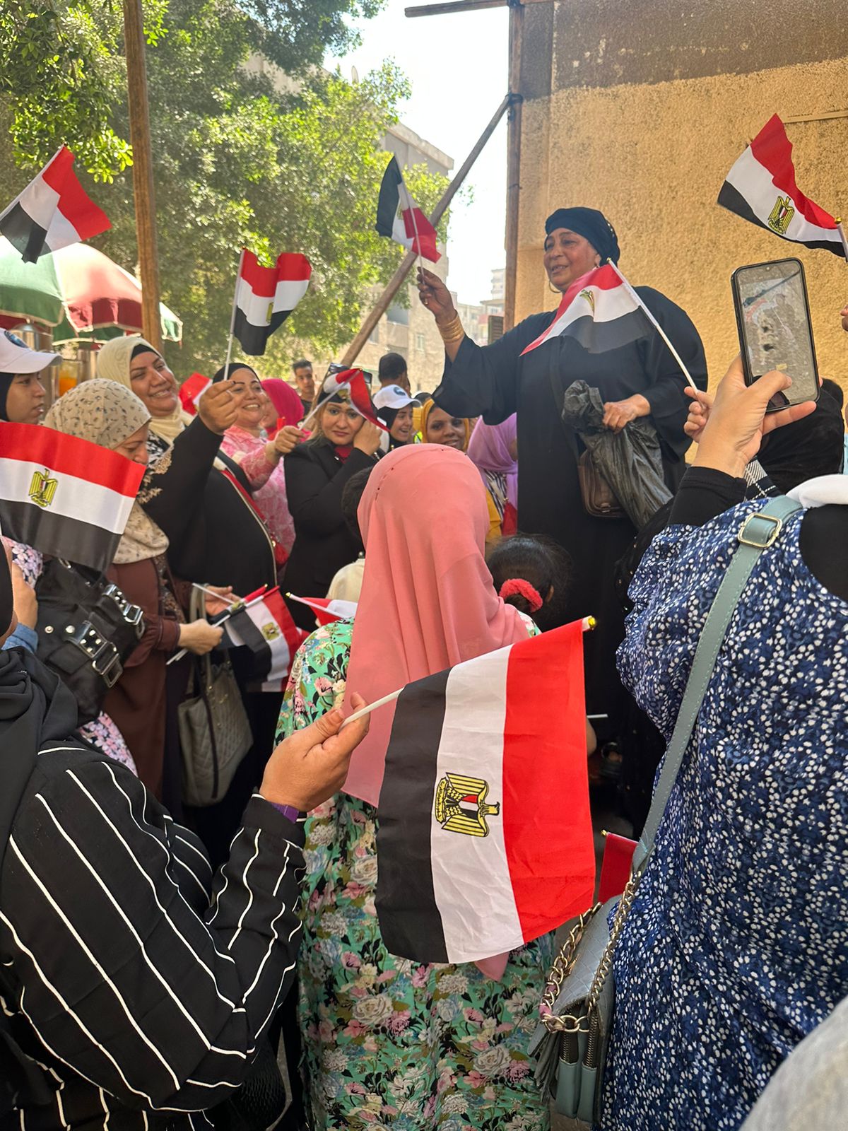 شباب مستقبل وطن يتطوع لمساعدة المواطنين أمام مكاتب الشهر العقاري
