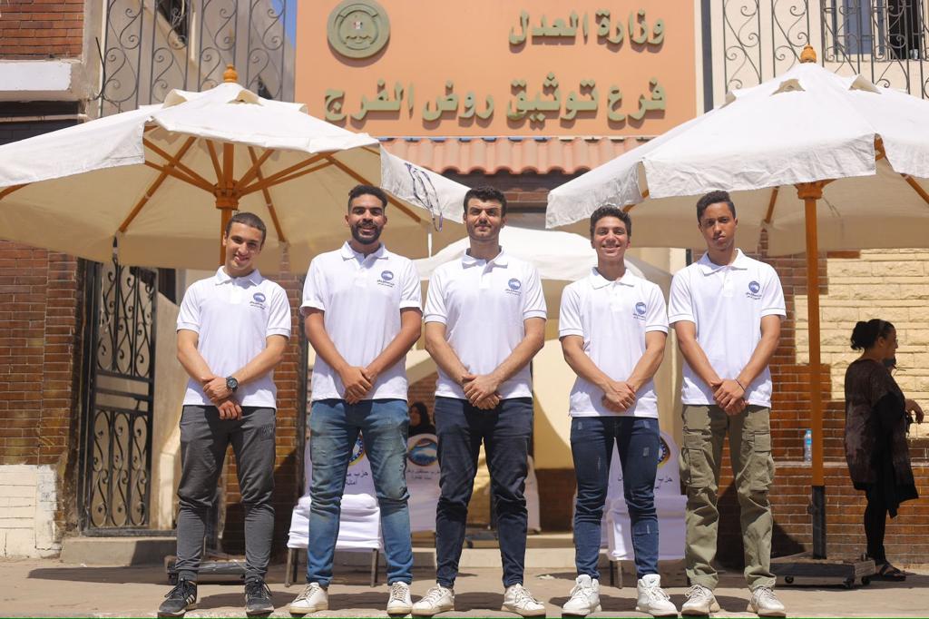شباب مستقبل وطن يتطوع لمساعدة المواطنين أمام مكاتب الشهر العقاري